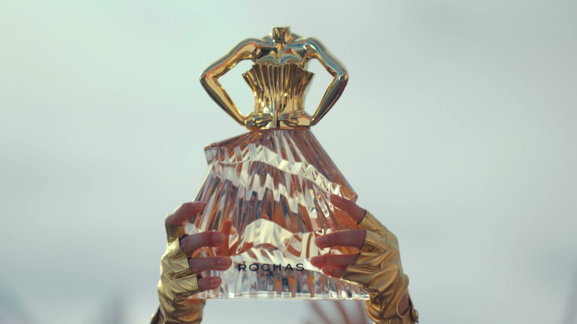 ROCHAS AUDACE – « Femme fatale » by Annah Bay